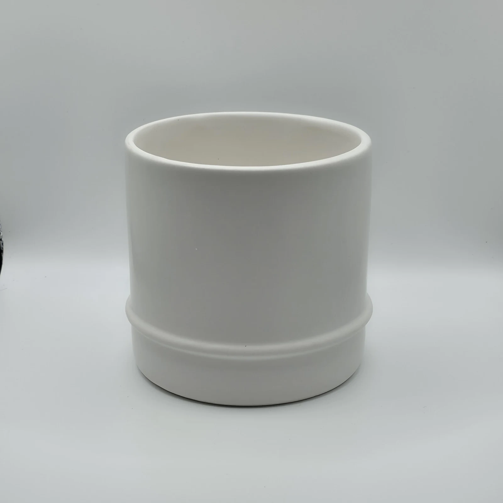 Elio Pot, white ceramic cylindrical planter with drainage base, modern minimalist design.